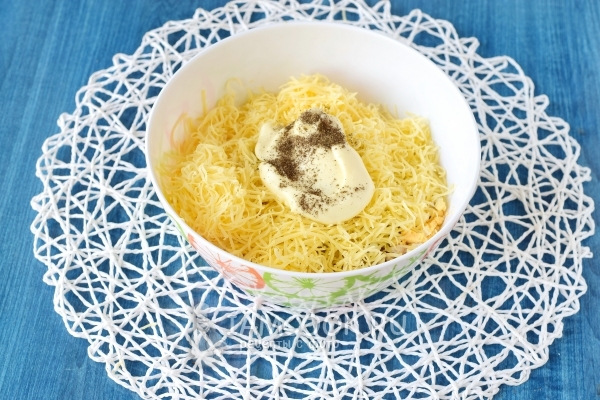 Положить майонез, соль и перец