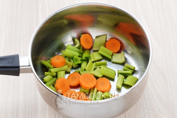 Положить сельдерей и морковь в сотейник