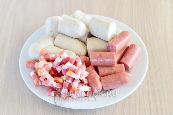 Порезать колбаски и бекон