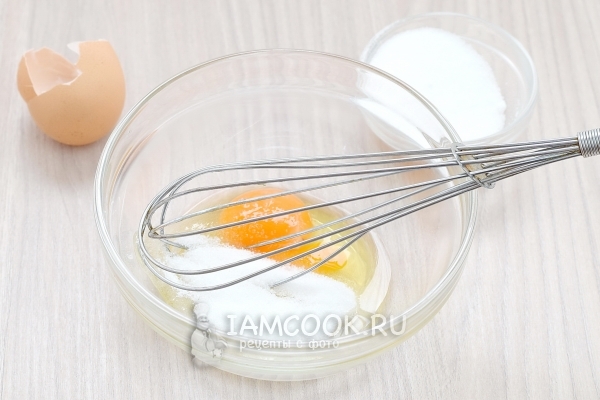 Взбить яйца с сахаром