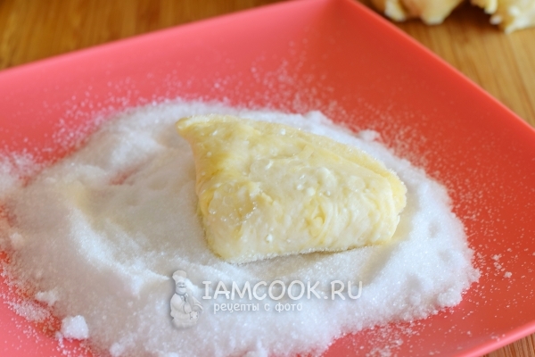 Обвалять треугольник из теста в сахаре