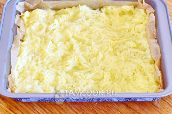 Выложить картофельную массу на противень
