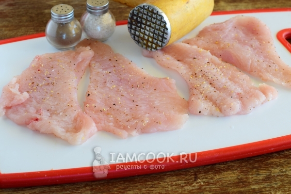 Посыпать мясо солью и специями