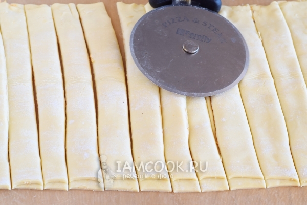 Разрезать тесто на полоски