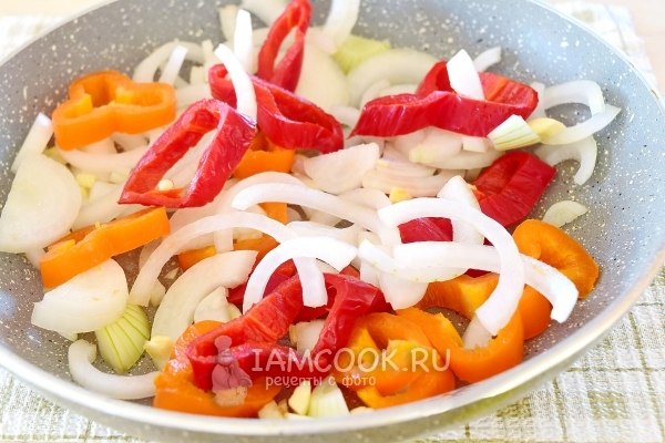 Обжарить овощи