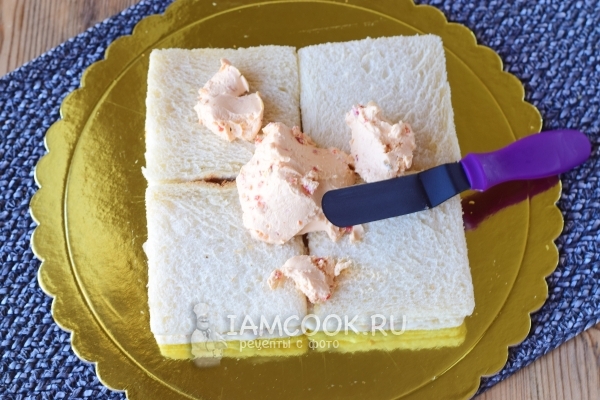 Положить слой сливочного сыра