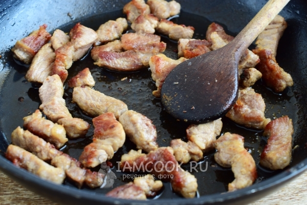 Обжарить мясо