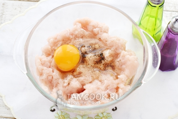 Добавить в фарш яйцо и соль с перцем