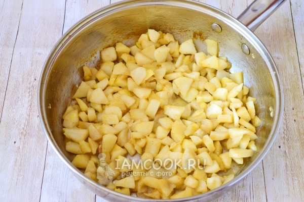 Потушить яблоки