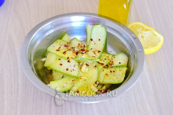 Добавить масло и сок лимона