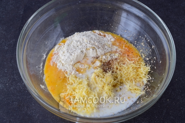 Добавить муку, сыр, сливки и специи