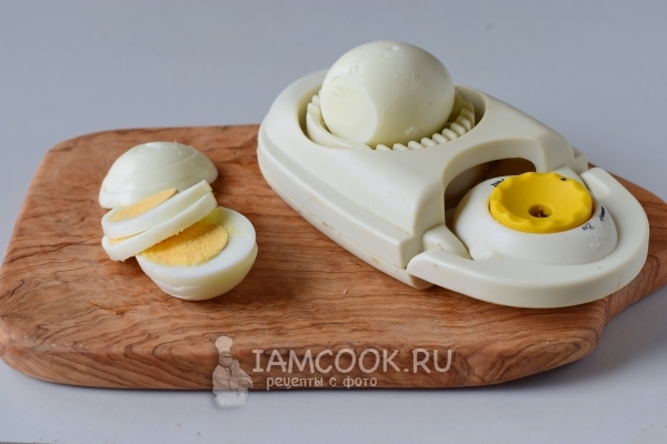 Порезать яйца