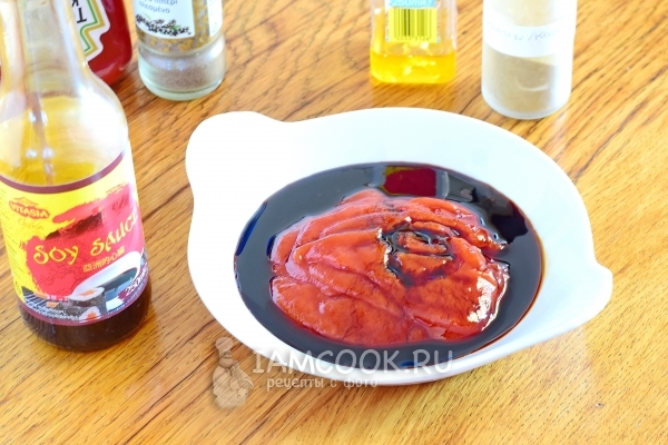 Влить соевый соус