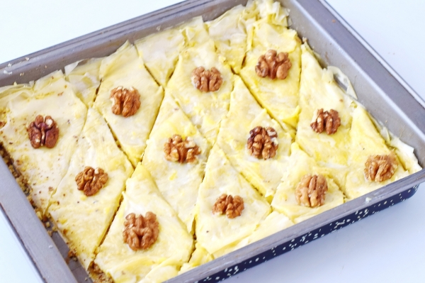 Порезать тесто на ромбики