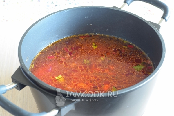 Положить обжаренные овощи в суп