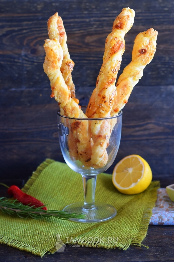 Фото сырных палочек из слоеного теста