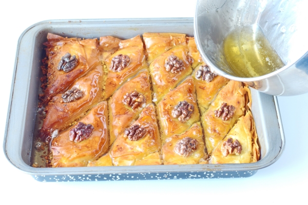 Полить пахлаву сиропом