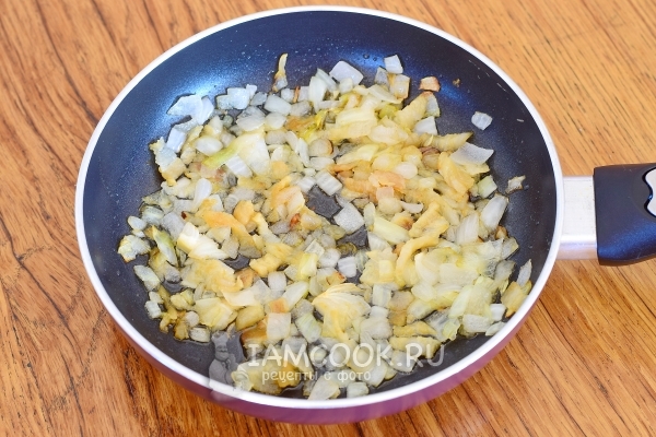 Обжарить лук с салом
