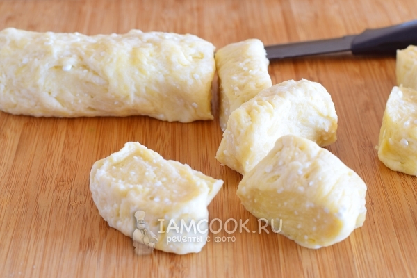 Нарезать тесто на кусочки