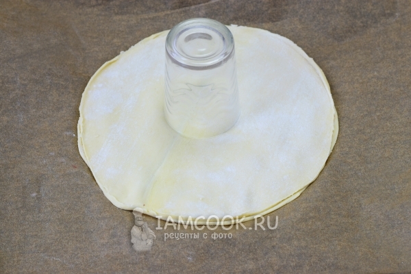 Поставить на тесто стакан