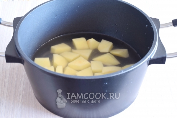 Положить картофель в кастрюлю с водой