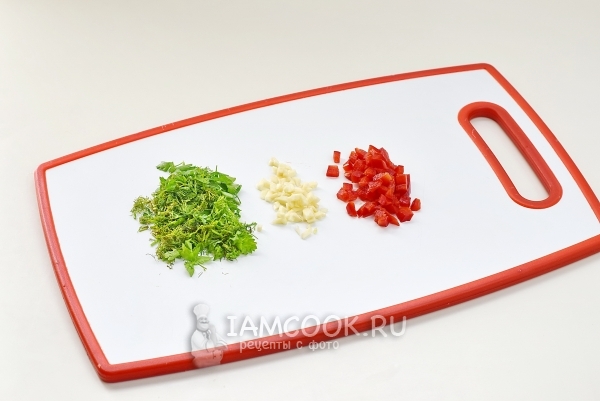 Порезать зелень, чеснок и перец
