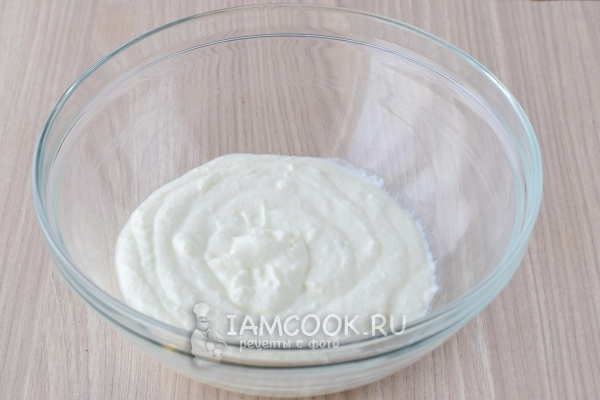 Взбить творожную массу миксером