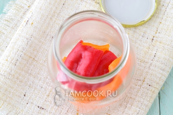 Положить перец в банку