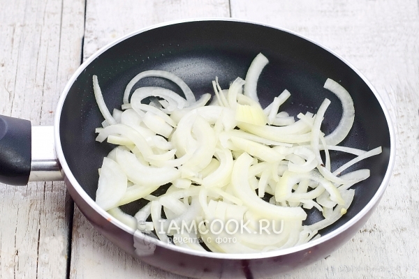 Обжарить лук