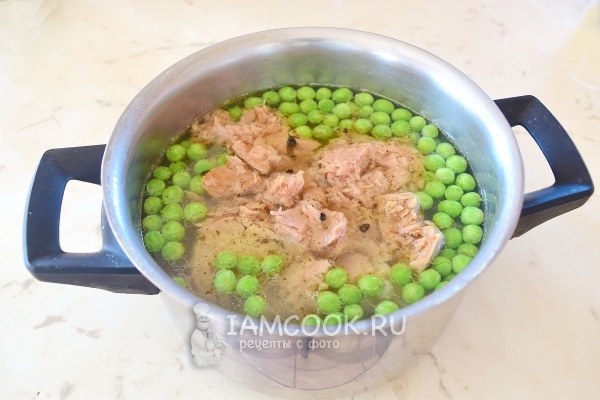 Положить консервированного тунца