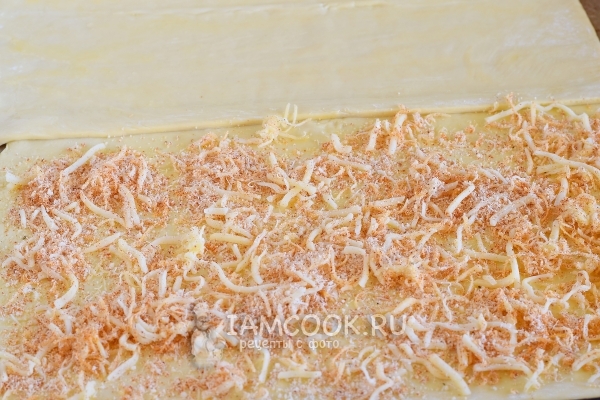 Выложить на тесто сырную смесь