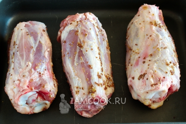 Смазать рульку маринадом