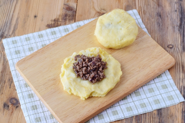 Положить на картофельное пюре фарш