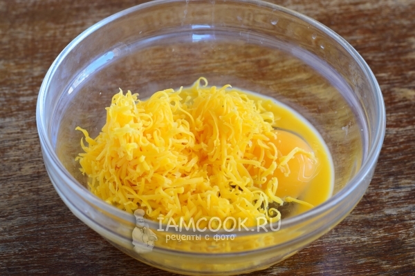 Соединить сыр и яйцо
