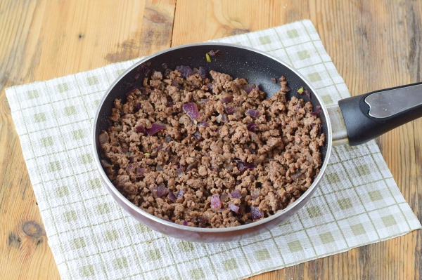 Обжарить лук с фаршем