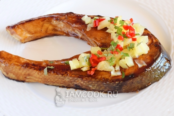 Готовый стейк из семги на сковороде