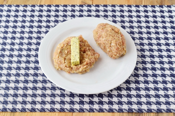 Положить на фарш кусочек масла