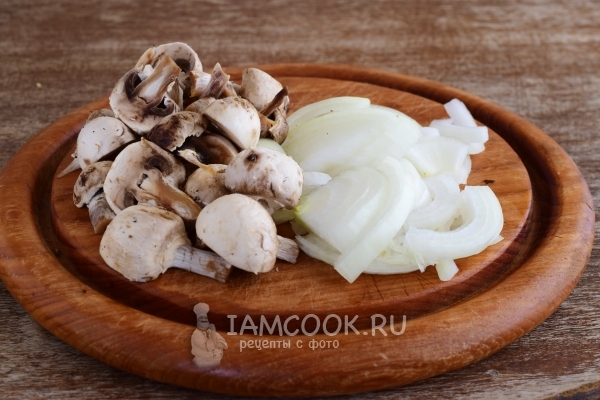 Порезать лук и грибы