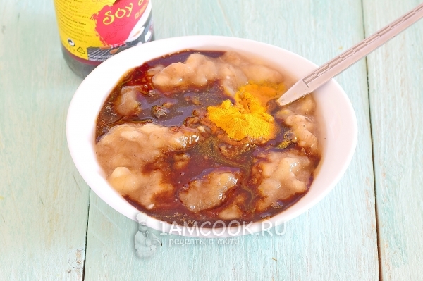 Влить соевый соус