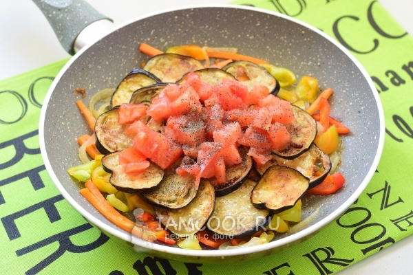 Добавить помидоры, перец и соль