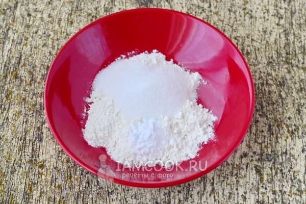 Соединить сахар, муку и соду
