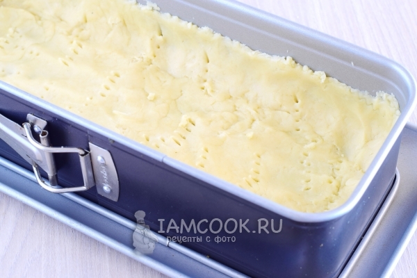 Выложить тесто в форму