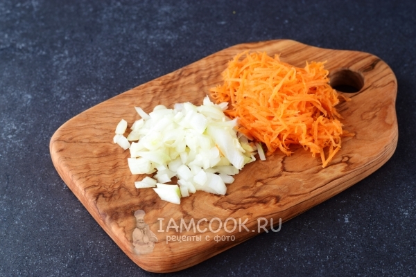Измельчить лук и морковь