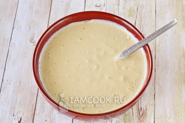 Всыпать муку и размешать тесто