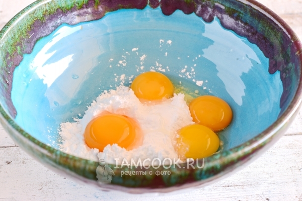 Соединить желтки с сахарной пудрой
