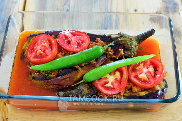 Положить помидоры и перец