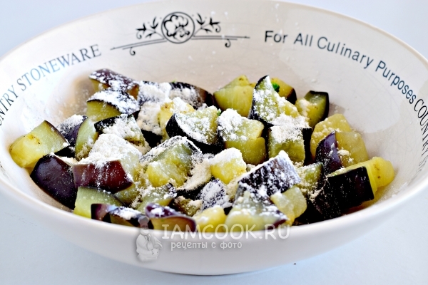 Обвалять баклажаны в муке