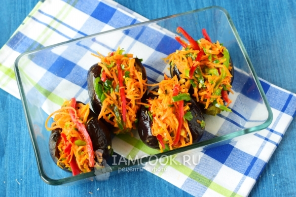 Выложить начинку в баклажаны