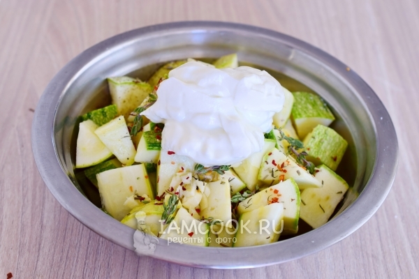 Положить сметану