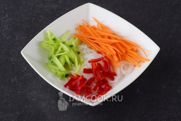 Соединить овощи с фунчозой